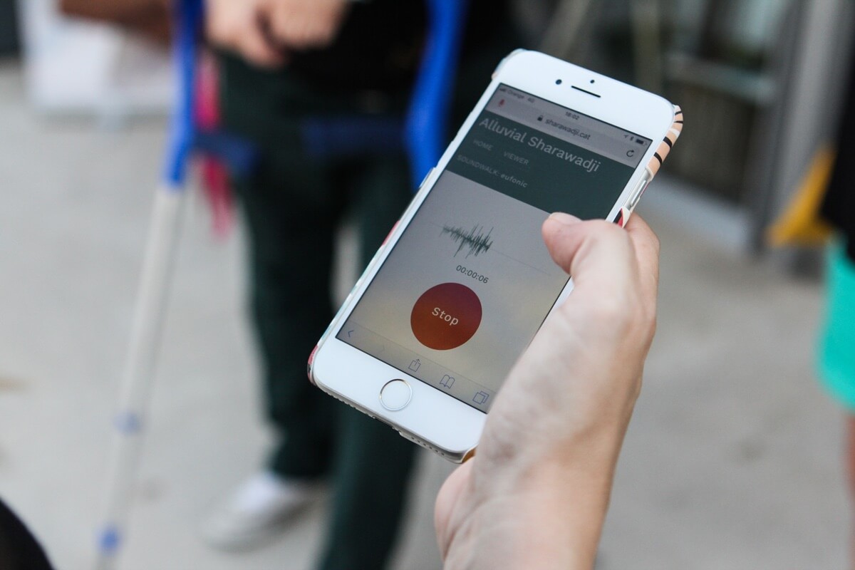 A participant recording sounds in the city with the Sharawadji Recorder app